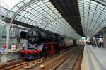 50 3708 mit dem Zug der Erinnerung am 10.05.2010 am Gleis 2 (S-Bahnsteig) in Berlin-Spandau