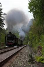 50 3501 und 58 311 stampfen bei Km 79,3 die  Schiefe Ebene  hinauf nach Marktschorgast.