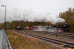 50 3610-8 mit ihrem Foto-Gterzug von Schwarzenberg nach Schlettau, hier bei der Bereitstellung, kurz vor der Einfahrt in den Bahnhof Schwarzenberg, 16.10.2010.