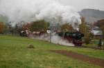 50 3610-8 mit ihrem Foto-Gterzug von Schwarzenberg nach Schlettau, hier in der Ortschaft Raschau, 16.10.2010.