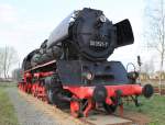 50 3521-7 steht vor dem Eisenbahnromantik-Hotel in Meyenburg im Hintergrund zusehen einige dnische Triebwagen.Aufgenommen am 16.04.2011 