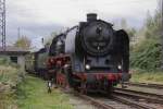 50 3501 fhrt am 08.10.2011 mit dem Meininger Sonderzug auf dem Gelnde des Bahnmuseums Bw Weimar, zum Besuch des hier stattfindenden Eisenbahnfestes ein.