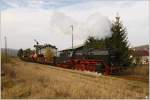 50 3501 fhrt mit Gterzug DGz 313 von Steinberg-Hallenberg nach Walldorf -Plandampf Werratal.Leider verschwand kurz zuvor die Sonne hinter dunklen Wolken.
Wasungen 29.10.2011