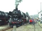 50 3648 aus Chemnitz in Markersbach beim  Osterdampf  2006 .Im Hintergrund 50 3616 aus Schwarzenberg beim Halt.50 3648 ist   (noch?) mit Schneerumer ausgerstet.