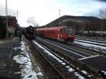 Im Bahnhof Schelklingen warten am 19.12.2011 der Nikolaus-Dampfzug der SAB (Schwbische Alb Bahn) mit der 50 3552-2 der Hanauer Museumseisenbahn als Zuglok  und der IRE 3212 Ulm -