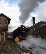 Die 50 3552-2 der Hanauer Museumseisenbahn am 19.12.2011 beim Umsetzen im Bahnhof Schelklingen. Rechts das Stellwerk 1, ein denkmalgeschtztes Stellwerk der wrttembergischen Bauart  Bruchsal G  mit vollstndig erhaltener Inneneinrichtung. Das Stellwerk kann besichtigt werden; Termine unter www.stw1-schelklingen.de.