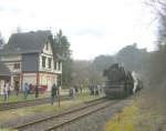 Die ehemalige Langenschwalbacher Bahn von Wiesbaden Hauptbahnhof nach Limburg an der Lahn ber Bad Schwalbach wurde im Jahre 1987 als technisches Denkmal unter den Schutz des Landes Hessen gestellt. Die im Sommer 1986 gegrndete Nassauische Touristikbahn betreibt seitdem auf dem Streckenabschnitt von Wiesbaden-Dotzheim nach Hohenstein einmal im Monat Museumsbetrieb. Am 17.04.2006 war 50 3576 der NTB am Endpunkt in Hohenstein (Nassau) angekommen und stand vor dem wunderschn restaurierten ehemaligen Empfangsgebude, ber der Lok ist die Burg Hohenstein zu sehen. 