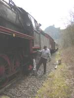 Auch eine Dampflok mu mal Wasser lassen: Das hatte am 17.04.2006 im Bahnhof Hohenstein allerdings einen besonderen Grund. Als ich auf der Heizerseite der Lok 50 3576 der NTB stand, wurden pltzlich irgendwelche Teile mit der Kohlenschaufel aus dem Fhrerstand befrdert und landeten dampfend im Gras in Blickrichtung rechts neben der Lok. Neugierig geworden, befragte ich den Lokfhrer und erfuhr, da es sich dabei um Teile des Feuerschirms handelte, die abgebrochen waren. Um diese abzulschen, befllte der Heizer einen Eimer mit Wasser. 