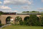 Am Pfingstsonntag und -montag fhrten die ostschsischen Eisenbahnfreunde aus Lbau Sonderfahrten mit ihrer 52 8080-5 von Lbau ins tschechische Rumburgk und zurck durch. Der Abend des 28.05.12 eignete sich wunderbar, um ein Foto des Zuges zurck nach Lbau am Viadukt in Groschweidnitz zu machen.