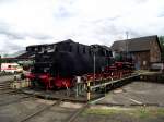 Die Lok 50 3552-2 steht am 06.08.11 in Hanau auf der Drehscheibe