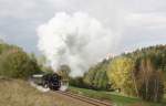 50 3616-5 am 06.10.2012 den ehemaligen Bahnhof von Walterdorf passiert und nimmt nun die letzte Steigung in Richtung Annaberg-Buchholz.