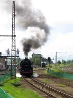 Mchtig qualmend fhrt 50 3648 Fhrerstandsgste auf der Alten Gterstrecke Ri. Niederwiesa, Chemnitz 25.08.06