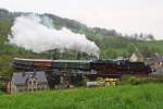 50 3616-5 passiert am 11.05.2013 die Schwimbadbrcke in Markersbach, die Schublok ist 107 018-4.