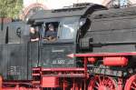 Konzentrierter Blick auf die Strecke von Lokführer und Heizer auf der ehem.Reichsbahnlok Reko 50 3673 im Oktober 2012 in Luino/It.Heute fährt die 
Lok beim Verein L'associazione Verbano Express am Lago Maggiore