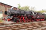 Da es ja im Netz der DB kaum noch dampflokfähige Infrastruktur gibt, mußte die 50 3552 der Museumseisenbahn Hanau am 26.04.2015 in Glauburg-Stockheim auch zurückdrücken, um dann im Bereich der Abstellgleise von der Feuerwehr mit Wasser  befüllt zu werden. Leider war das natürlich im Schatten, von der Sonnenseite am Ende des Mittelbahnsteigs war davon nichts zu sehen, aber dafür eben viel besseres Licht