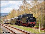 Bahnhof Mengersgereuth-Hämmern 50 3501 wartet die Kreuzung mit einem RS 1 der STB ab.