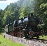 50 2988 der WTB mit ihrem Dampfzug2 nach Zollhaus-Blumberg kurz vor dem ex Bahnhof Grimmeslhofen 10.08.08. Sie verlsst dabei den Stockhaldekreiskehrtunnel 1700m