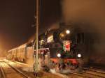 50 3616 mit  Nikolaus  im Bahnhof Schlettau am Abend des 12.12.09