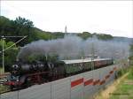 50 3616 muss viel Dampf machen, um den Sonderzug des Verein Schsischer Eisenbahnfreunde bei dessen Rckfahrt von Dresden nach Schwarzenberg den Plauenschen Grund hoch zu bringen, hinten schiebt E 7710 - Freital-Potschappel, 20.08.2006

