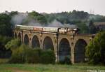 Am 30.09.06 befrdert 50 3616 einen Sonderzug von Schwarzenberg zur Messe nach Leipzig. Auf der Rckfahrt von Leipzig glnzen Zug und Bahrebachviadukt fotogen in der Abendsonne.