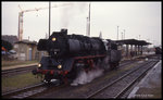 503606 war am 10.4.1994 Planlok für den 6873. Hier geht sie gerade nach Ankunft in Oebisfelde vom Zug und dampft zum BW.