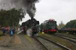 50 3682-7 der Dampflokfreunde Salzwedel e.V. steht neben 244 143-4 am Historischen Lokschuppen Wittenberge für Führerstandsmitfahrten anlässlich der Herbstdampftage bereit. [7.10.2017 | 15:24 Uhr]