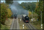 Anlässlich der 15. Rottweiler Dampftage am 12. & 13. Oktober 2024 verkehrten Dampfzüge parallel von Rottweil nach Spaichingen und Villingen. Hier arbeitet sich 52 7596 am 12.10.2024 in Rottweil Saline unter Volldampf (Zug nach Villingen) an die führende 50 2988 (Zug nach Spaichingen, beide  EFZ) heran. Veranstaltet wurde das Spektakel von den Eisenbahnfreunden Zollernbahn e.V.