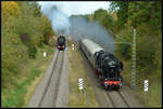 Anlässlich der 15. Rottweiler Dampftage am 12. & 13. Oktober 2024 verkehrten Dampfzüge parallel von Rottweil nach Spaichingen und Villingen. Hier arbeitet sich 52 7596 am 12.10.2024 in Rottweil Saline unter Volldampf (Zug nach Villingen) an die führende 50 2988 (Zug nach Spaichingen, beide  EFZ) heran. Veranstaltet wurde das Spektakel von den Eisenbahnfreunden Zollernbahn e.V.