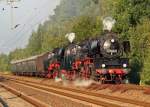 Der Heizhausexpress war in diesem Jahr mit zwei Dampflokomotiven der BR 50 bespannt. Hier ziehen 50 3616-5 und 50 3708-0 den Zug am Abend des 21.08.2009 auf dem letzten Stck zwischen Niederwiesa und dem SEM-Gelnde in Chemnitz-Hilbersdorf.