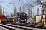 das sieht nicht nach einem Bauzug aus;
50 2740 der UEF kommt aus dem Karlruher Gbf bers Baugleis nach Ettlingen/West, 04.12.09