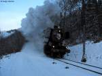 04.12.2010: In der Dmmerung bei frostigen Temperaturen schnauft die 52 740-8 (eigentlich 50 2740) der Ulmer Eisenbahnfreunde mit Ihrem ingesamt 7 Wagen langen Nikolaussonderzug nach Bad Herrenalb