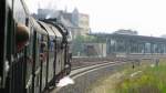 Und schon rollt der Zug. Hier befindet sich die 50er gerade in vollem Tempo kurz vor dem Bahnhof Adlershof, wo bereits die Fuzzys warten. Aber auch andere lassen sich den Fahrtwind um die Nase wirbeln. Die berbelichtung ist hier als Stilmittel gewhlt.