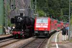Alt trifft Neu: Am 13.09.2014 stand 50 2988 mit ihrem Pendelzug (Triberg - St. Georgen - Triberg) in Triberg, als die 146 230-8 mit ihrem RE (Konstanz - Karlsruhe Hbf) in den Bahnhof einfuhr.