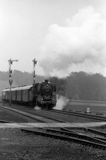 50 622 verlässt mit einem Sonderzug zur Schiefen Ebene bei Neuenmarkt-Wirsberg am Haken den Bahnhof Harsdorf (KBS 852). Aufnahmedatum: 02.05.1982.