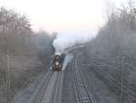 50 3708 ist am 11.12.2004 um 8.20 mit ihrem Sonderzug Vienenburg-Erfurt sdlich von Gttingen an der Abzw.