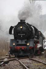 50 3648 passiert am 28.03.09 die Anschlussgleise von Schwarzenberg, kurz vor dem Bahnhof Grnstdtel.