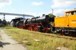 Die Gastlok 345 100-2 zog am 12.09.09 im ehemaligen BW Falkenberg oberer Bahnhof noch 3 Schtze aus der Wagenhalle.