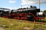 Die Gastlok 345 100-2 zog am 12.09.09 im ehemaligen BW Falkenberg oberer Bahnhof noch 3 Schtze aus der Wagenhalle.