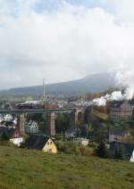 17.10.2010 - Cranzahl mit dem Brenstein im Hintergrund - Fotodampf im Erzgebirge, 50 3610 auf dem Weg nach Schwarzenberg