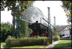 Unter einem einer Bahnsteighalle nachempfundenen Schutzdach steht hier die Denkmallok 052908 am 13.07.2006 in Lauda.