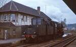 Vor dem schönen Stellwerksgebäude von Herzberg/Harz rangiert im April 1976 die 050 185-8