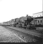 50 732 hat den Personenzug von Brgge zum Kopfbahnhof Ldenscheid gebracht und setzt nun ber Gleis 2 um (Mai 1965)