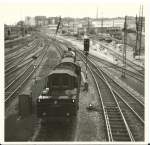 Am 07.11.1971 rangiert 051 202-0 mit Kabinentender in Ulm Hbf.