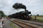 Am 23.08.2014 fährt 50 0072 gerade mit ihrem Sonderzug in den Bahnhof Möttingen ein.