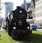 DAMPFLOK 52 48 67 IN FRANKFURT AM 12.3.2017    Da kommt sie,vom Haltepunkt  Eiserner Steg  am Mainufer,dicht unterhalb von PAULSKIRCHE und RÖMER am Nachmittag des 12.3.2017 auf ihrer Fahrt am