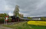 Vor dem Dächern und der Kirche von Dornburg dampft die 52 4867 mit den Sonderzug nach Limburg vorbei.