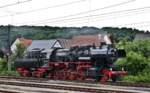 Die Dampflokomotive 52 8195-3 rangiert im mildem Gegenlicht im Bahnhof Saal an der Donau.Bild vom 25.5.2017