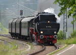 Dampflok  52 7596, mit Waggon,  Ansicht vom Tender aus fährt gerade  im  Bahnhof  Titisee-Neustadt  ein.