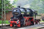 Dampflok  52 7596, bei einer Rangierfahrt,  Frontansicht  im Bahnhof  Titisee-Neustadt, Daten: Gewicht  Lok .u.