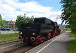 Dampflok  52 7596, bei einer Rangierfahrt  Ansicht vom Tender aus  im Bahnhof  Titisee-Neustadt, Daten: Gewicht  Lok .u.